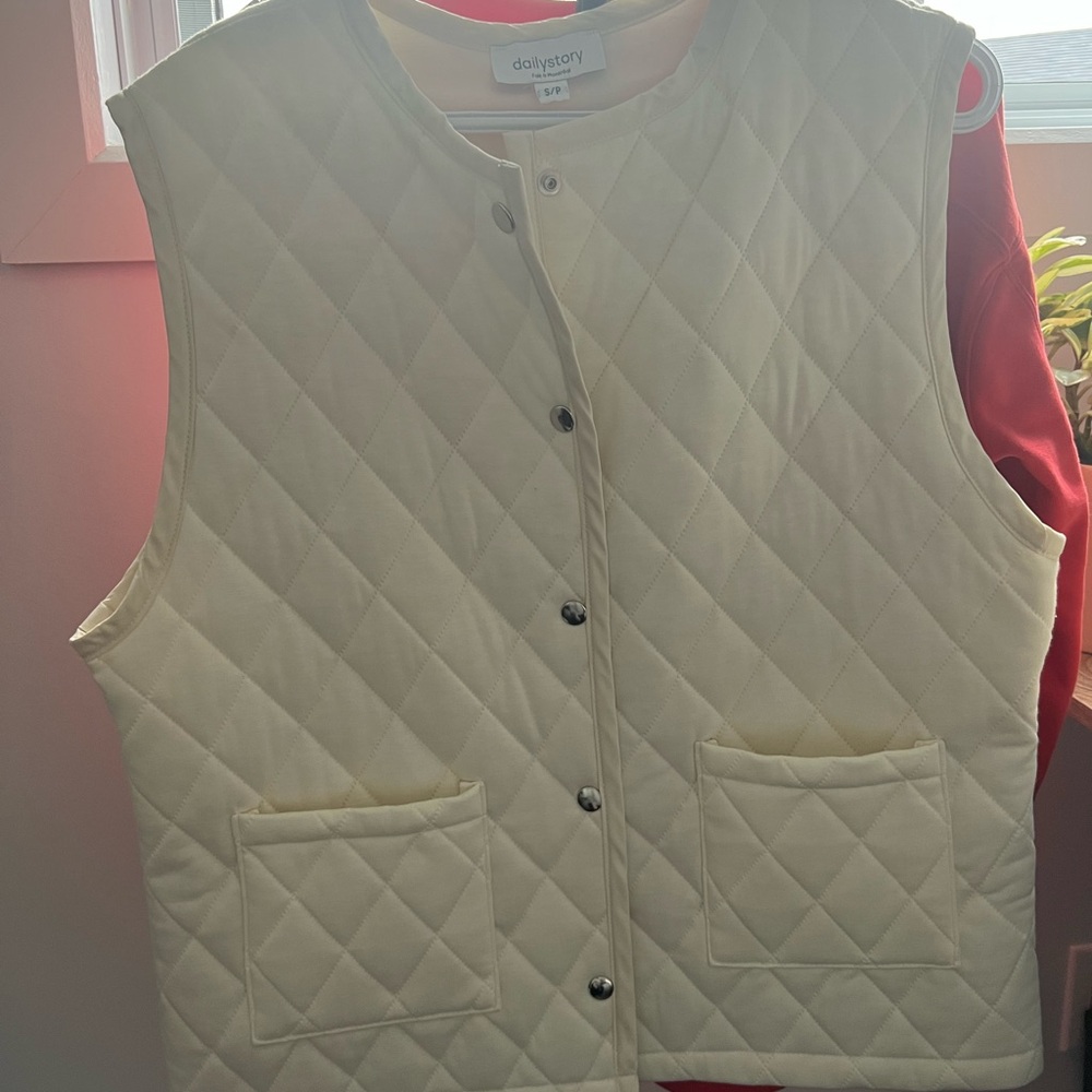 Cream Quilted Sleeveless Vest with Diamond Pattern
